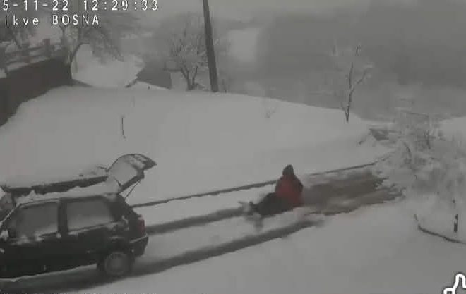 Samo u BiH: Kroz selo nije prošla grtalica, pa su mještani Golfom očistili put