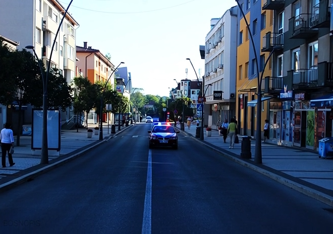 Ozbiljan incident u Cazinu: Fizički obračun trojice mladića, jedna osoba teško povrijeđena