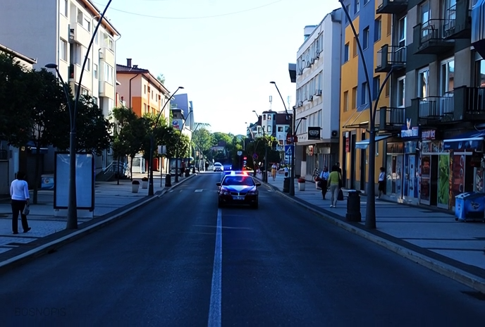 Ozbiljan incident u Cazinu: Fizički obračun trojice mladića, jedna osoba teško povrijeđena