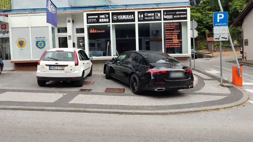 Građani Cazina ogorčeni: Vozačica Mercedesa parkiranjem zauzela dva mjesta