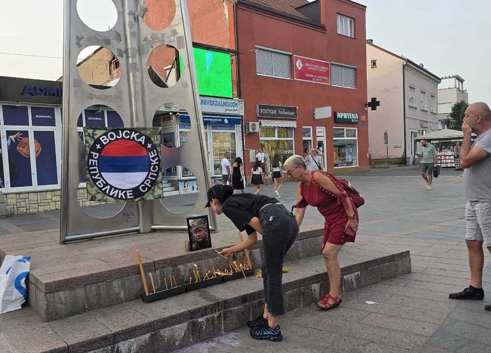 Paljenje svijeća Ratku Mladiću u Prijedoru – uvreda za žrtve grada masovnih grobnica